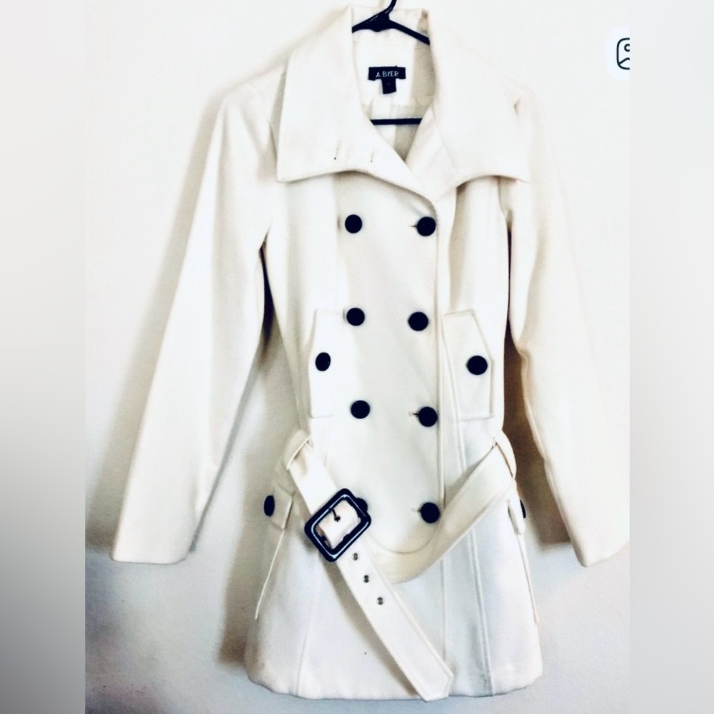 A Byer white coat sz Medium